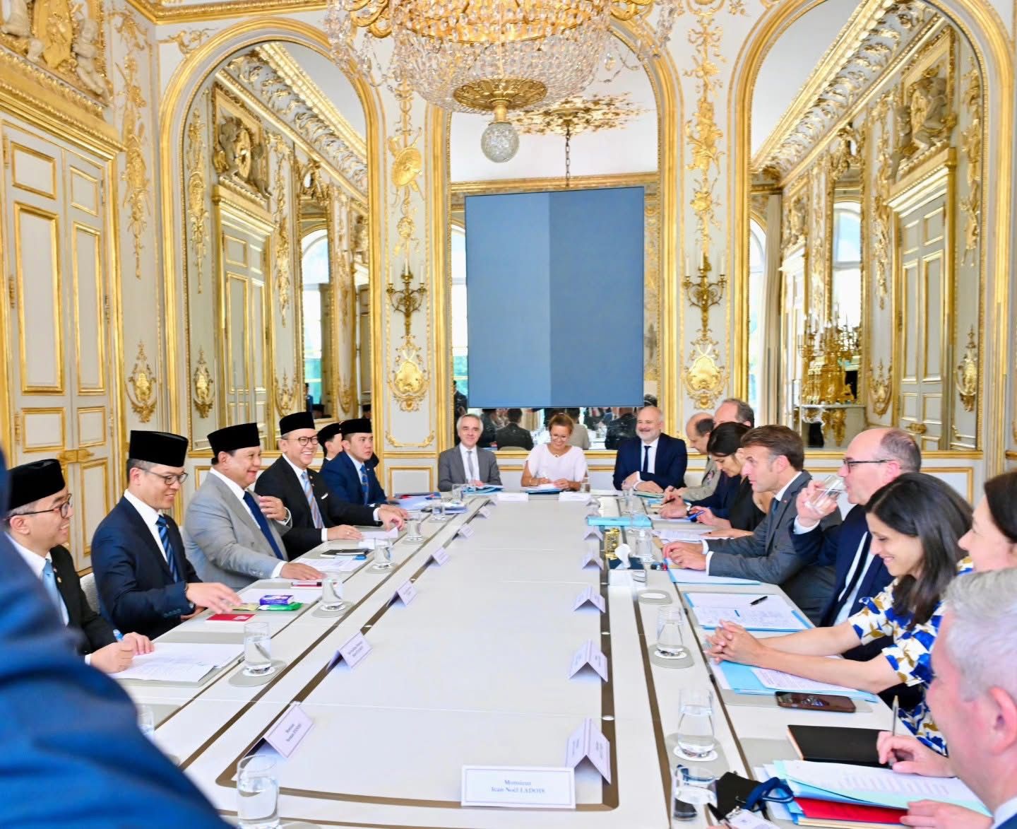 Presiden Prabowo Subianto beserta jajaran delegasi Republik Indonesia mengadakan pertemuan bilateral dengan Presiden Prancis Emmanuel Macron di Istana Élysée.