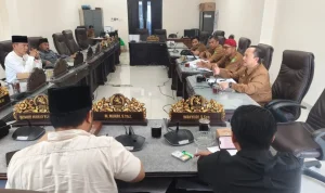 fokus-pansus-saat-melakukan-pembahasan-raperda-pengeloalaan-barang-milik-daerah-di-kantor-dprd-sumenep-VatfJ