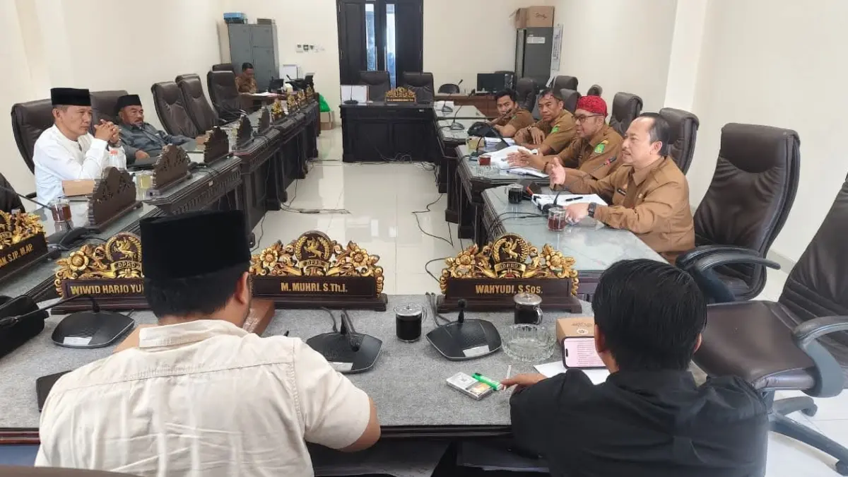 fokus-pansus-saat-melakukan-pembahasan-raperda-pengeloalaan-barang-milik-daerah-di-kantor-dprd-sumenep-VatfJ