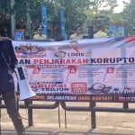 Massa Logis 08 menyuarakan tuntutan pemberantasan korupsi saat menggelar aksi di depan Kantor Pusat BRI, Jakarta.
