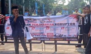 Massa Logis 08 Orasi di Depan BRI, Tuntut Tersangka Korupsi BRI-Telkom Massa Logis 08 menyuarakan tuntutan pemberantasan korupsi saat menggelar aksi di depan Kantor Pusat BRI, Jakarta.