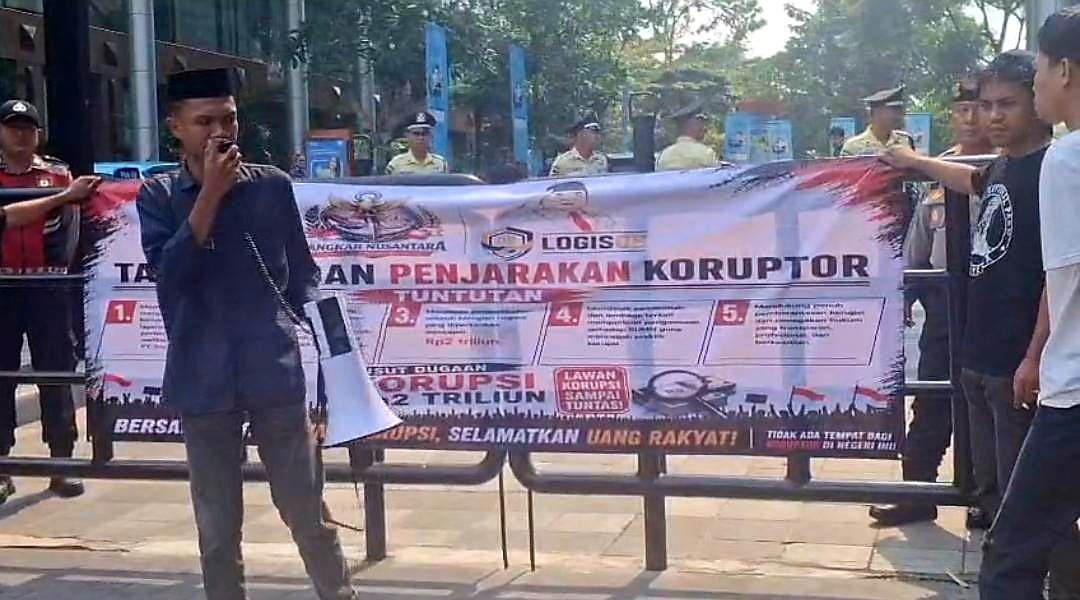 Massa Logis 08 Orasi di Depan BRI, Tuntut Tersangka Korupsi BRI-Telkom Massa Logis 08 menyuarakan tuntutan pemberantasan korupsi saat menggelar aksi di depan Kantor Pusat BRI, Jakarta.