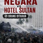 Suasana bentrokan saat eksekusi pengosongan lahan Hotel Sultan di Senayan. Aparat menggunakan water cannon untuk membubarkan massa yang melakukan perlawanan.