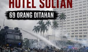 Suasana bentrokan saat eksekusi pengosongan lahan Hotel Sultan di Senayan. Aparat menggunakan water cannon untuk membubarkan massa yang melakukan perlawanan.