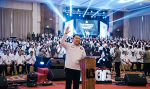 Laskar Gibran Ketua Umum Laskar Gibran Leonardo Pandapotan Sirait saat memberikan pidato pengukuhan relawan di podium.