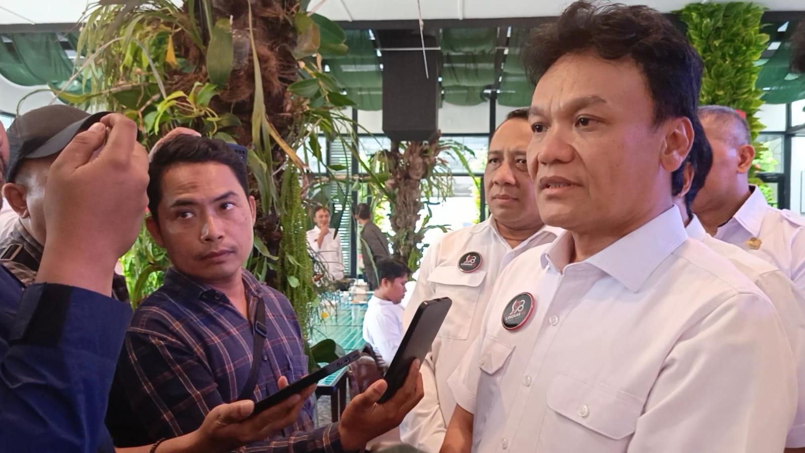 Puluhan Aktivis 1998 Lingkar 98 Jawa Barat (Jabar) bersama 98 Resolution Network menggelar konsolidasi gerakan dan konferensi pers di salah satu restoran di Kota Bandung, Senin (6/7/2026).