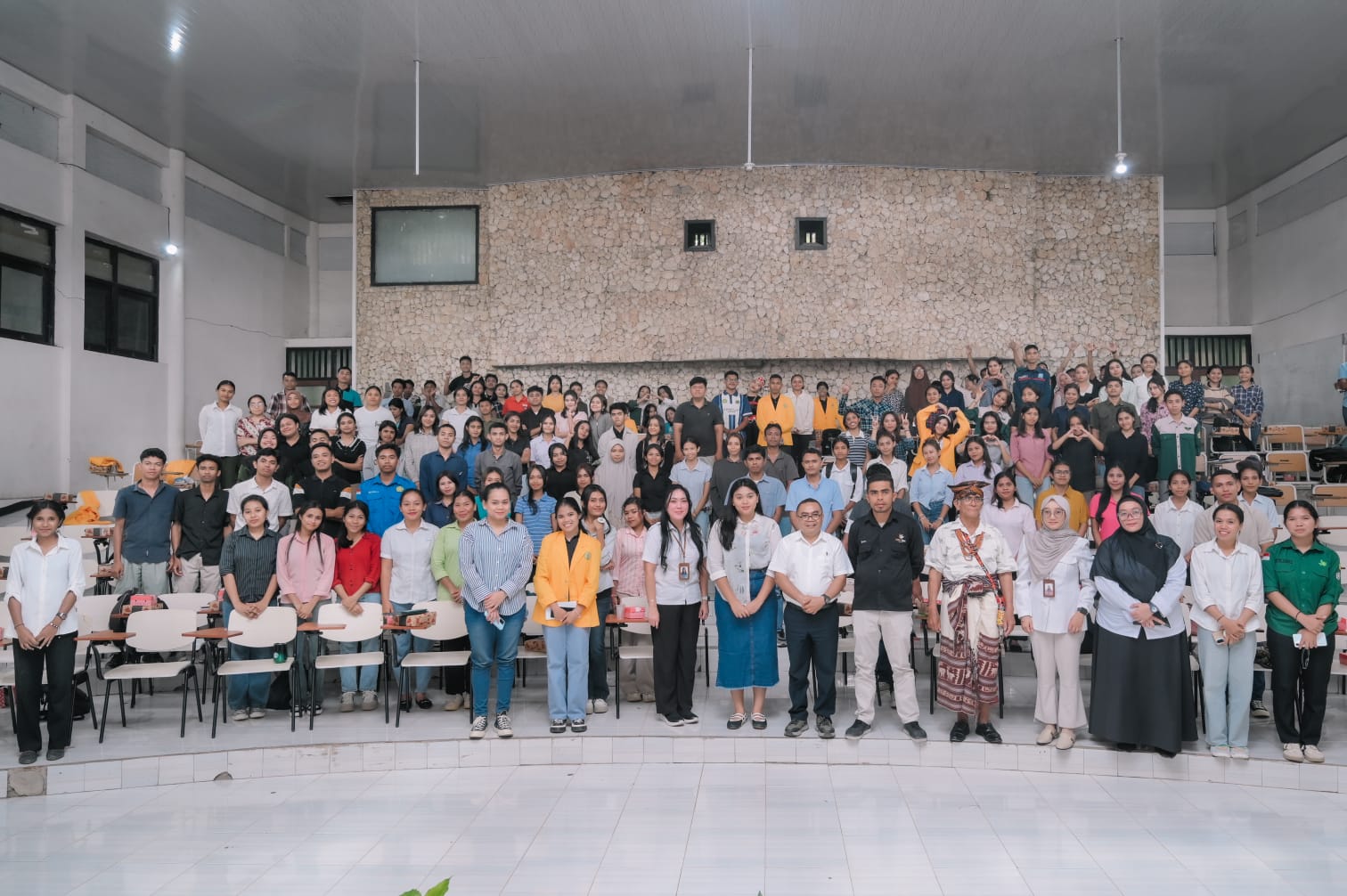 seminar-nasional-kedaulatan-pangan-indonesia-undana Foto bersama peserta Seminar Nasional Kedaulatan Pangan Indonesia di Aula Faperta Undana Kupang.