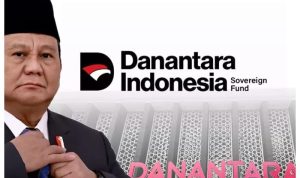 Presiden Prabowo Subianto dengan latar belakang logo Danantara Indonesia Sovereign Fund.