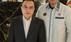 Jajaran pengurus Dewan Adat Nasional bersama Wakil Ketua DPR RI Sufmi Dasco Ahmad di Kompleks Parlemen.