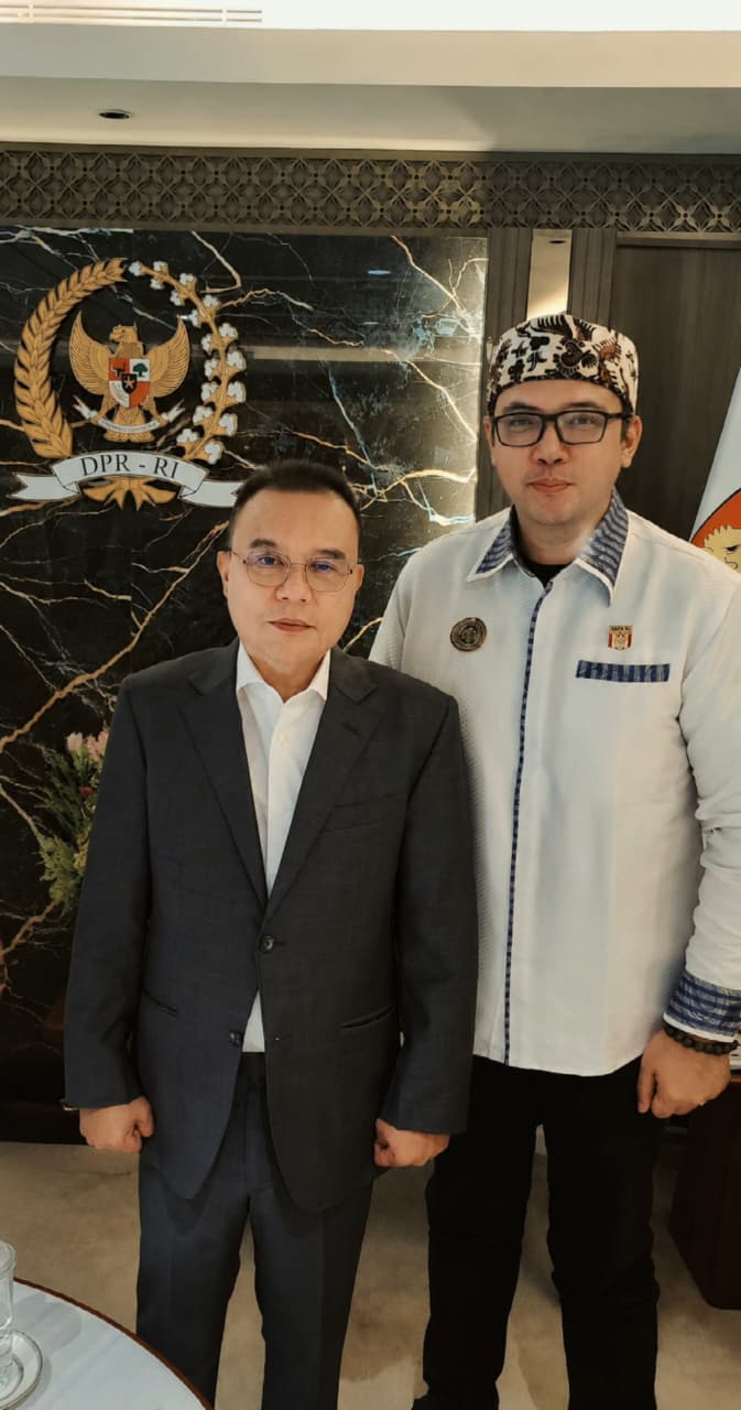 Jajaran pengurus Dewan Adat Nasional bersama Wakil Ketua DPR RI Sufmi Dasco Ahmad di Kompleks Parlemen.