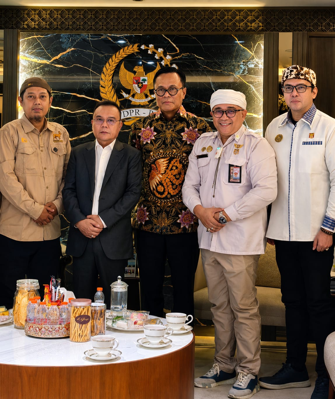 Wakil Ketua DPR RI Sufmi Dasco Ahmad bersama Staf Khusus Dewan Adat Nasional Sandy Tumiwa.