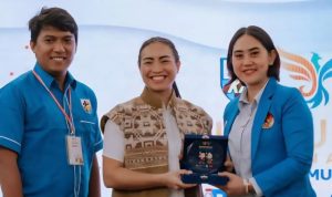 Ketua Umum DPP KNPI, Putri Khairunnisa, mengenakan jas biru KNPI dalam poster grafis.