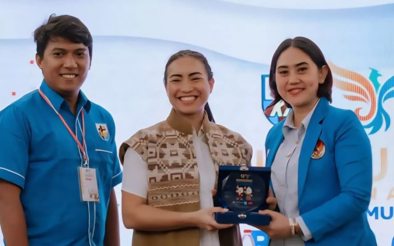 Ketua Umum DPP KNPI, Putri Khairunnisa, mengenakan jas biru KNPI dalam poster grafis.